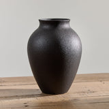 black-olpe-vase 1